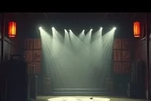 《海边邮局》剧照，海边绿色邮筒与信纸