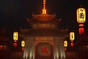 《老式收音机》剧照，木桌上旋钮调频的收音机